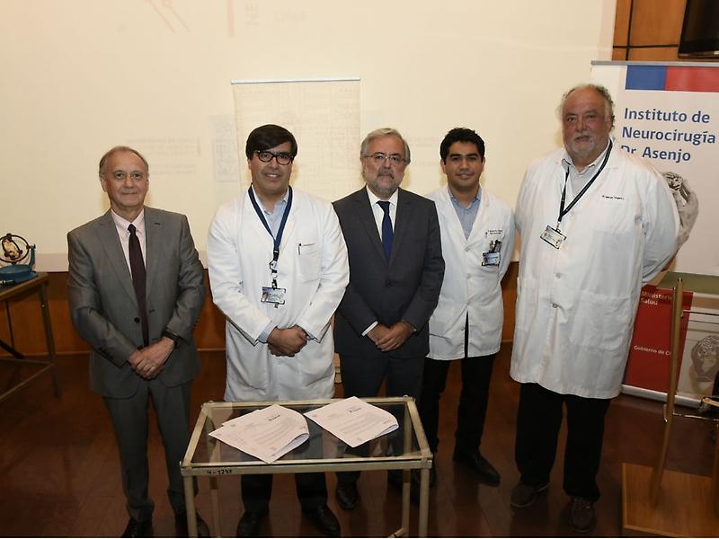 Decano Manuel Amaya junto a doctores David Rojas, Manuel Kukuljan, Roberto Vega y Marcos Vergara, director del Instituto de Neurocirugía.
