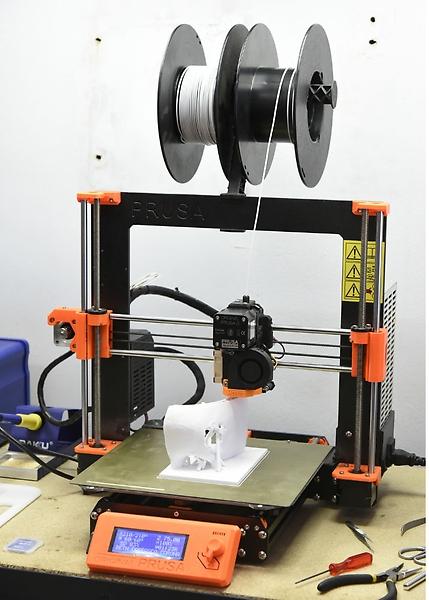 Impresora 3D en la que se pueden fabricar diferentes piezas de prótesis y órtesis.
