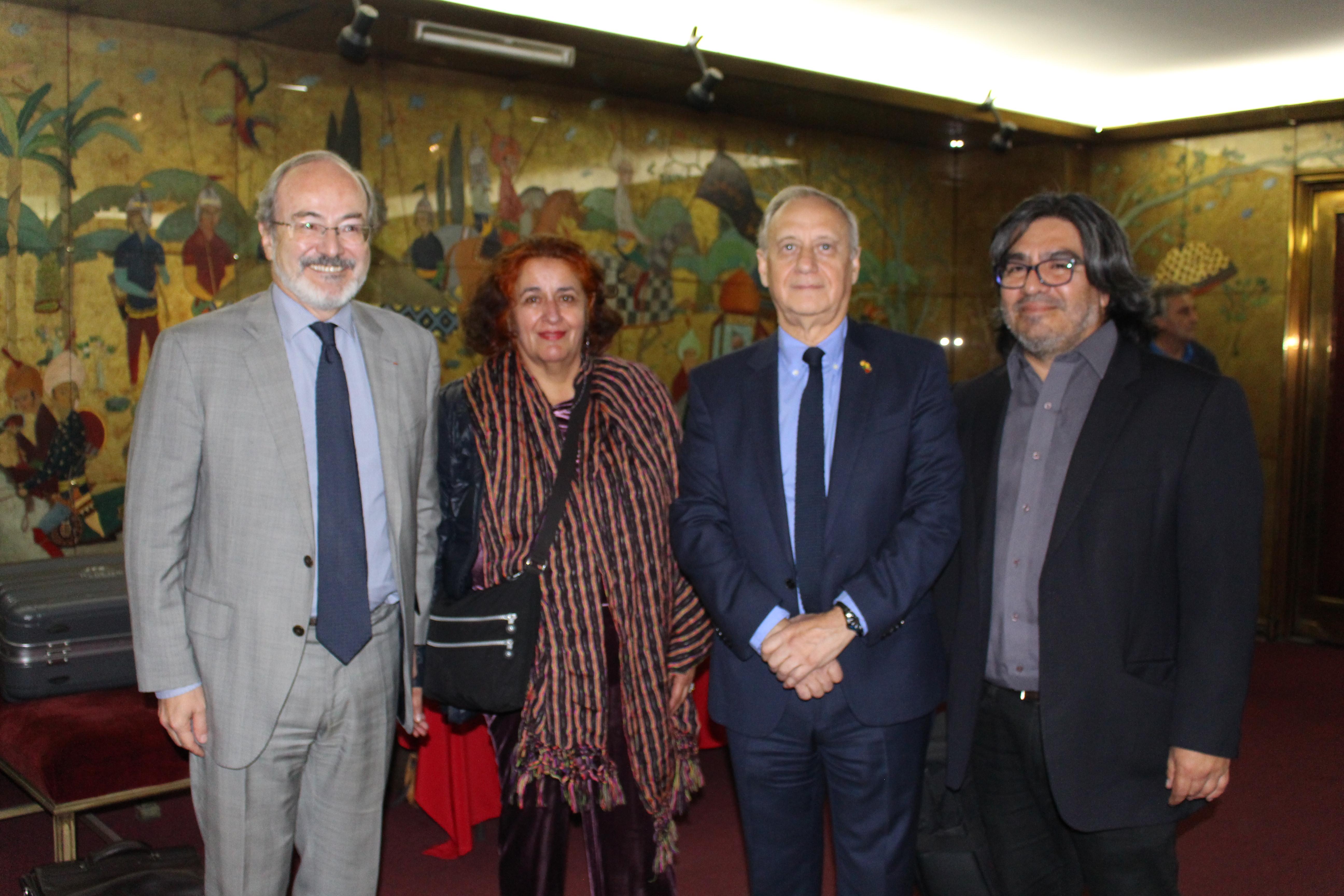 De izquierda a derecha: Embajador de Francia en Chile, Ronald Duvertrand, Margarita Iglesias, miembro del Comité Ejecutivo de la Cátedra Foucault, Decano Manuel Amaya y académico Enrique Aliste.