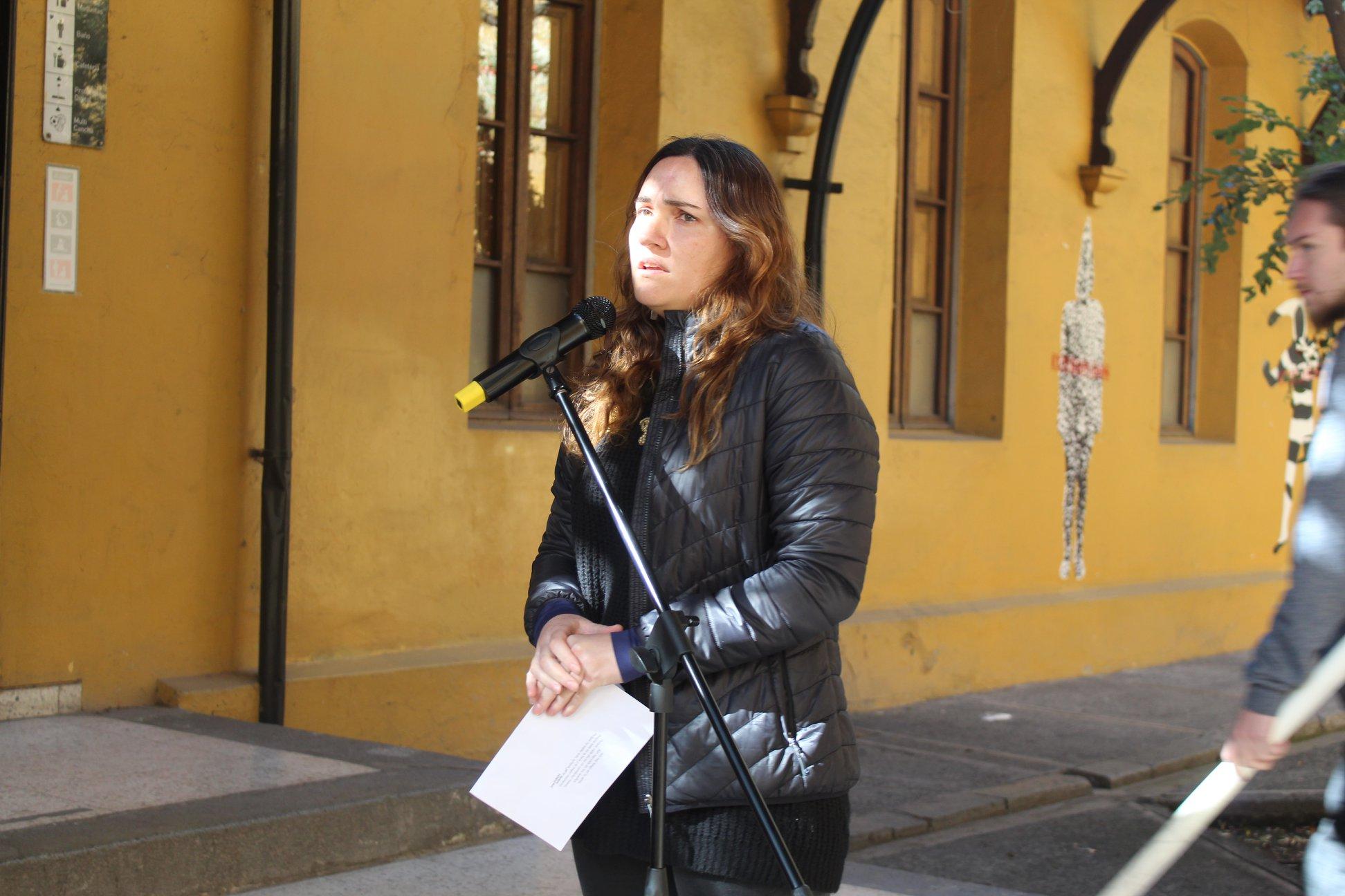 Con versos del poema "No te rindas" de Mario Benedetti, la Directora de Asuntos Estudiantiles, Pamela Smith, inició el acto de homenaje.
