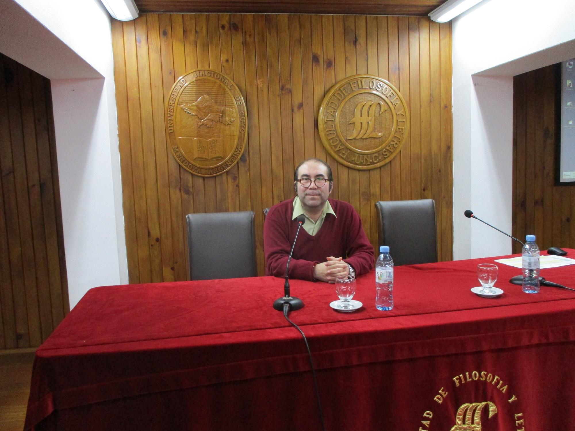 El académico Marcelo Bravo en la Facultad de Letras y Filosofía de Universidad Nacional de Cuyo, en Mendoza.