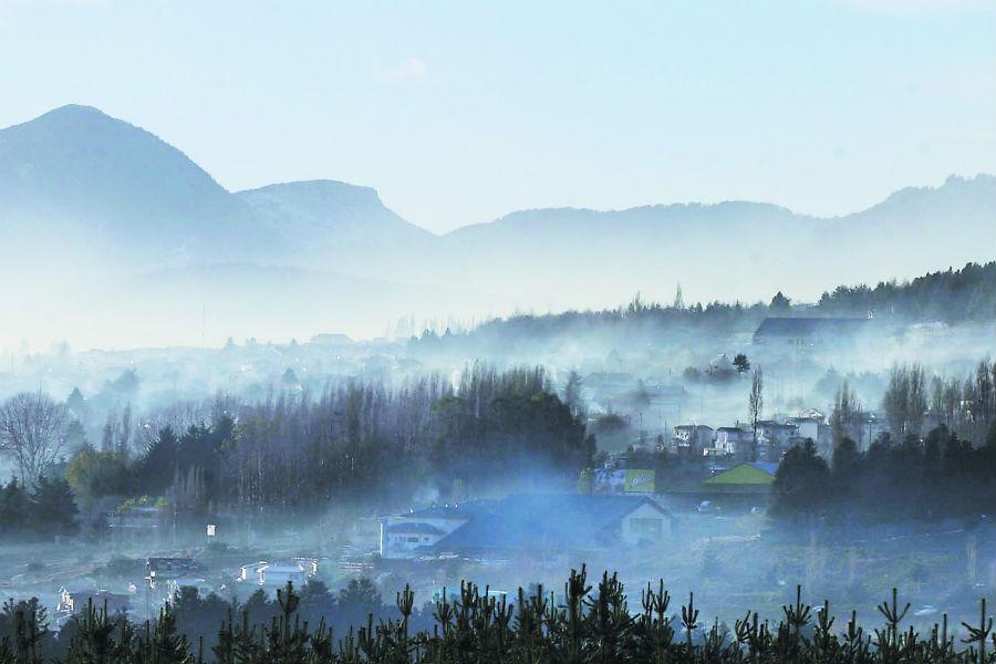 El estudio de la OMS de 2018 reveló que la ciudad con mayor contaminación atmosférica de Chile es Coyhaique en la Región de Aysén.