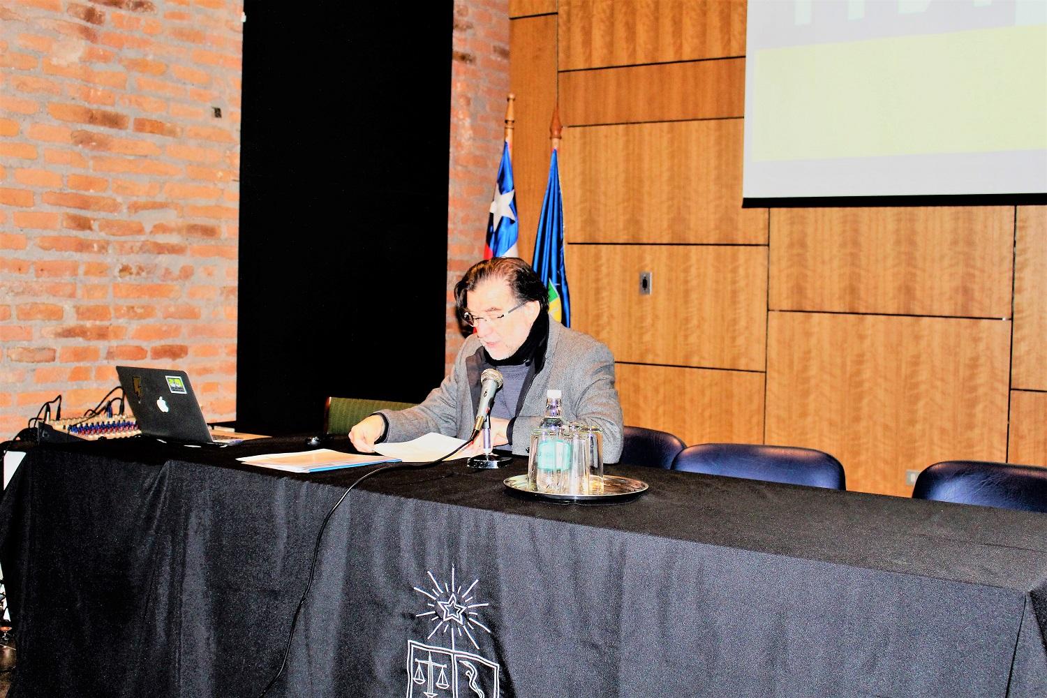 El encuentro fue coordinado por los Profesores de la FAU, Dres. Max Aguirre y Rodrigo Vera, integrantes del Comité Organizador de ENTHA. En la imagen, el profesor Max Aguirre. 
