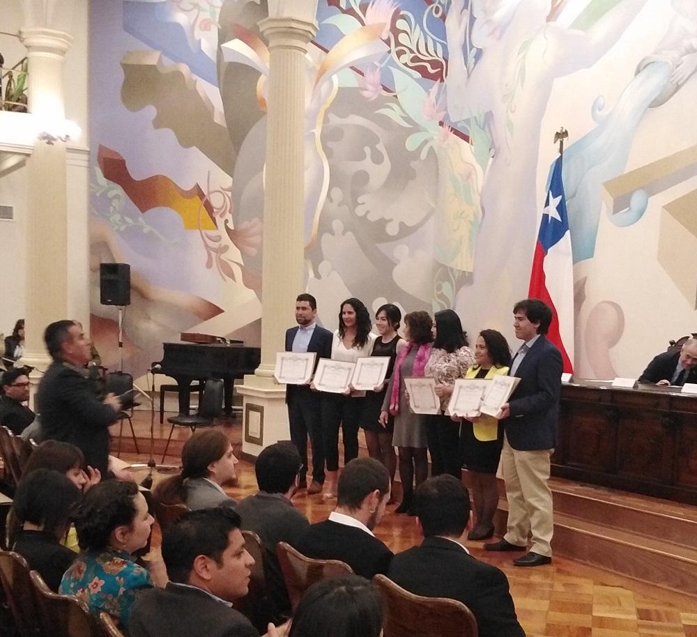 Los nuevos y nuevas profesionales destacaron el sello de la Universidad de Chile que genera un profundo sentido de responsabilidad social de cada uno de los egresados.