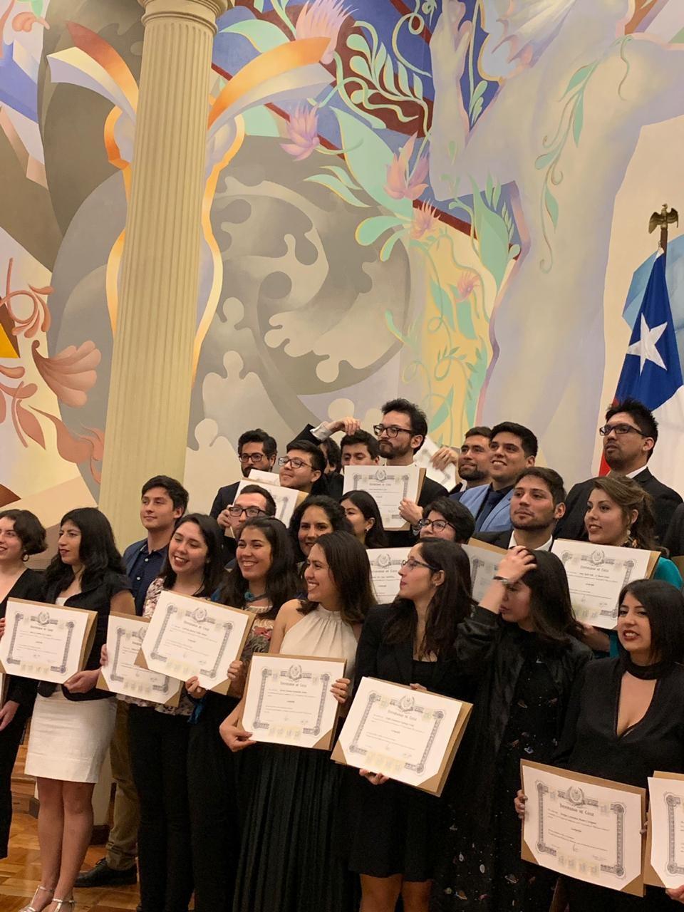 En esta oportunidad, se titularon 50 geógrafos y geógrafas y 43 diseñadoras y diseñadores. La Ceremonia se realizó en el Salón de Honor de la Casa Central de la Universidad de Chile.