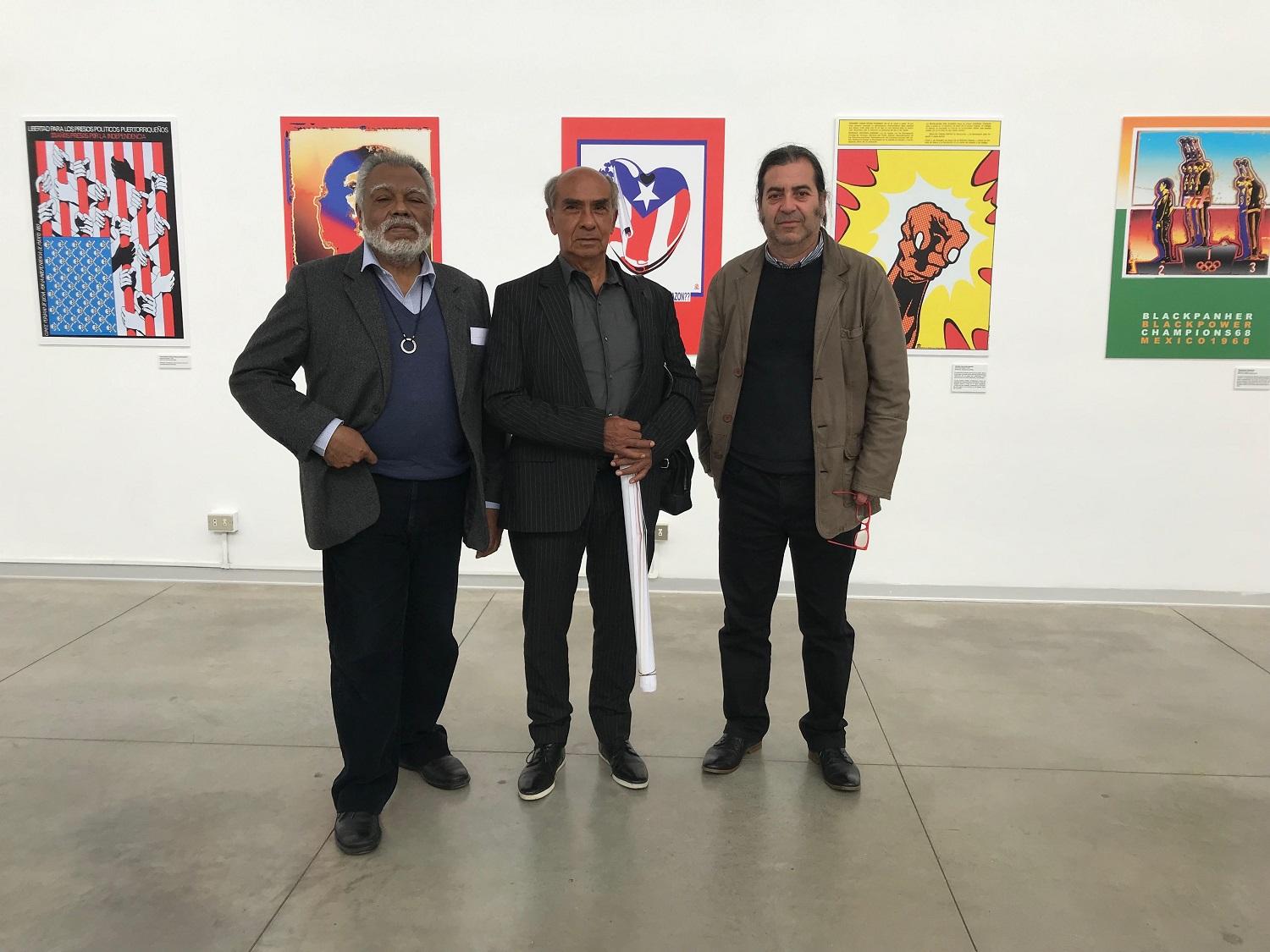 Los diseñadores peruanos Octavio Santa Cruz, Jesús Ruíz Durand, y el acádemico Dr. Mauricio Vico en una pequeña muestra de afiches que fueron realizados en los años 60 y 70 en Perú, Colombia y Chile.