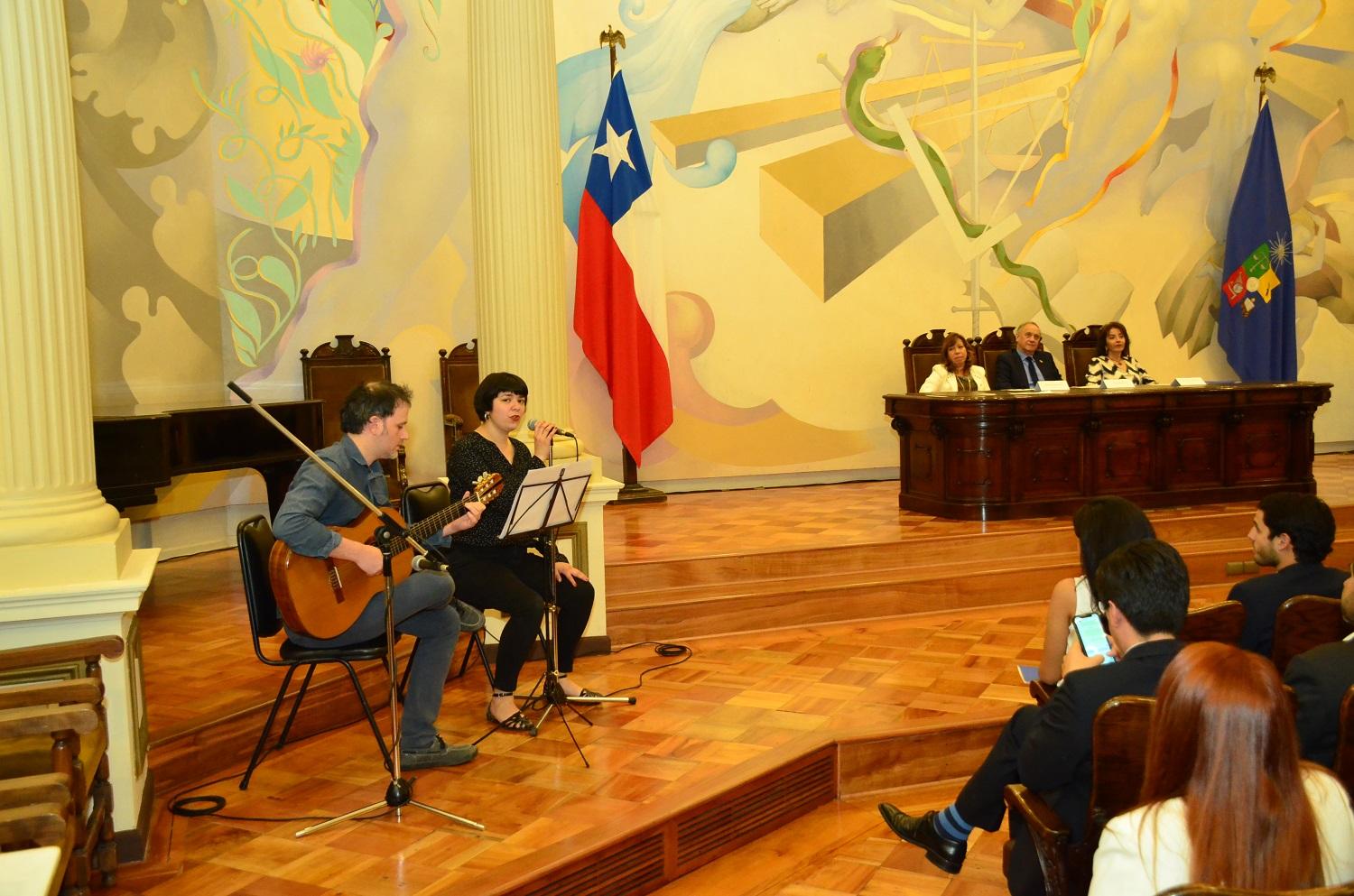 La Ceremonia contó con la muestra artística de los músicos Patricio Ñuño y Esperanza Ulloa.