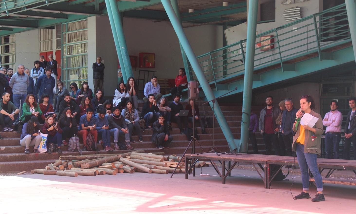 En representación del Sindicato de Trabajadores a Honorarios de la U. Chile, Juliette Marín, planteó la necesidad de no precarizar las condiciones laborales en la Universidad. 