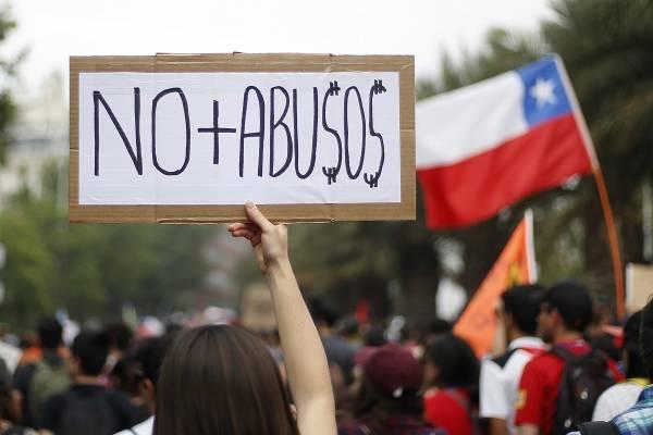 "Organizaciones del pueblo de Chile se han manifestado en espacios públicos de las ciudades para exigir que el Estado y quienes gobiernan escuchen las demandas en pos de una sociedad más equitativa".