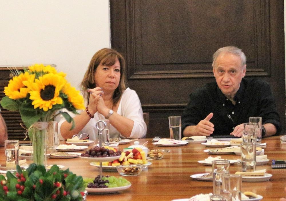 El Decano Manuel Amaya junto con la Vicedecana Carmen Paz Castro, encabezaron el encuentro de bienvenida a los académicos y académicas que se incorporarán a partir de marzo 2020.
