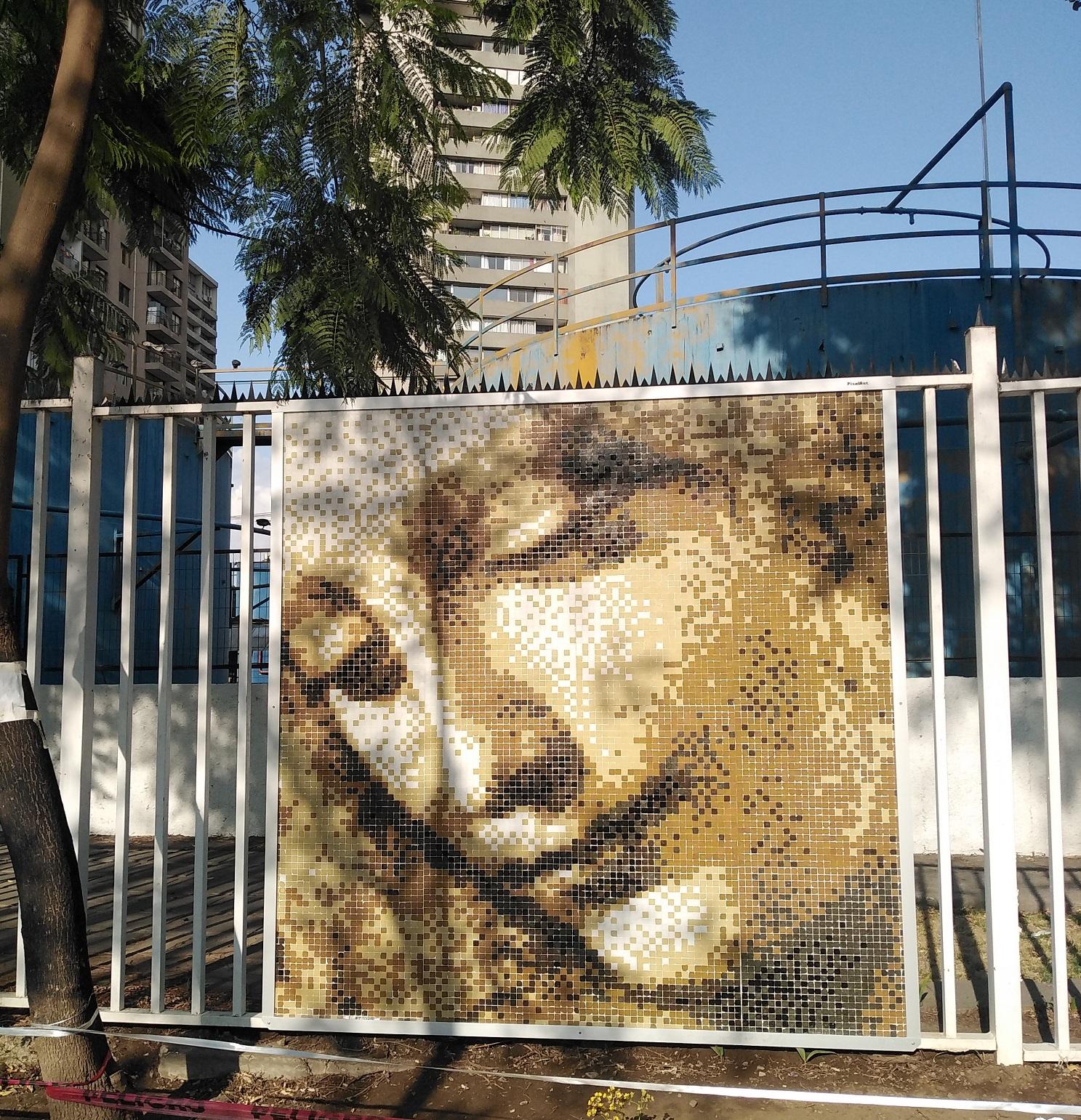 La Plazoleta cuenta con el mosaico del artista Jorge Campos, "Pixel Art". 
