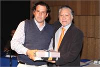 Johnny Lizama Cangana junto al Vicedecano, Humberto Eliash recibiendo la distinción de "Mejor Calificación del Curso de Capataz 2011"