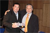 Mauricio Sepúlveda Ovalle, recibiendo la distinción "Mejor Calificación del Curso de Jefe de Obra 2011"
