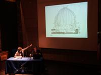 Profesionales explicando la estructura del templo. Fotos: Natalie Nia 