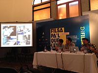 En la foto, el diseñador Roberto Osses presentando su libro en FILSA 2013 el lunes 4 de noviembre. 