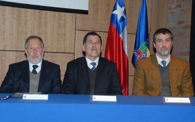 Decano Leopoldo Prat, Vicerrector Patricio Aceituno y Ernesto López