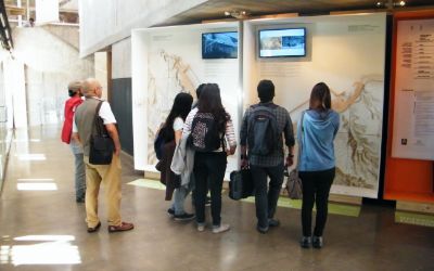 Asistentes a la Bienal visitan la exposición académica de la FAU, PUCV, PUC y UC.