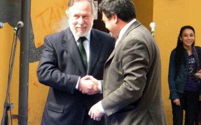 Decano, profesor Leopoldo Prat junto al Alcalde de Puqueldón Elson Cárcamo