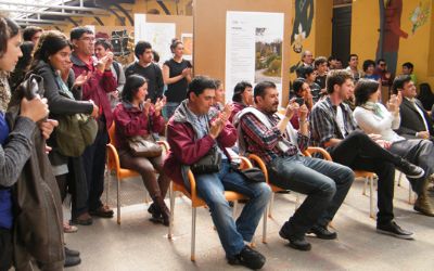 Autoridades, estudiantes, profesores y artesanos participando del acto musical