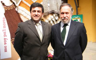  Alcalde de Puqueldón Elson Cárcamo junto al Decano, profesor Leopoldo Prat