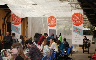 La idea de la actividad fue mostrar cómo egresados FAU han derivado en una amplitud de manifestaciones que van más allá de lo formal o académico de su carrera. La idea de la actividad fue mostrar cómo egresados FAU han derivado en una amplitud de manifestaciones que van más allá de lo formal o académico de su carrera.