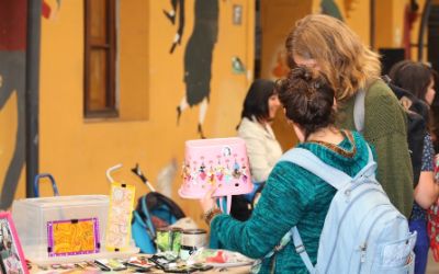 La idea de la actividad fue mostrar cómo egresados FAU han derivado en una amplitud de manifestaciones que van más allá de lo formal o académico de su carrera. La idea de la actividad fue mostrar cómo egresados FAU han derivado en una amplitud de manifestaciones que van más allá de lo formal o académico de su carrera.