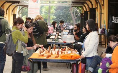 La idea de la actividad fue mostrar cómo egresados FAU han derivado en una amplitud de manifestaciones que van más allá de lo formal o académico de su carrera. La idea de la actividad fue mostrar cómo egresados FAU han derivado en una amplitud de manifestaciones que van más allá de lo formal o académico de su carrera.