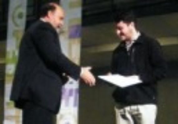 Estudiante de la FAU es premiado en Semana de la Madera