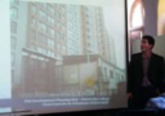 Dr. Ernesto López presentando su Tesis Doctoral