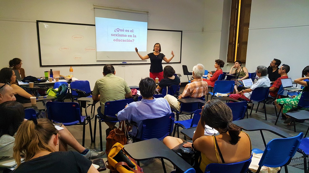 Profesoras Carolina Muñoz y Svenska Arensburg en taller sobre educación no sexista en la U. de Chile